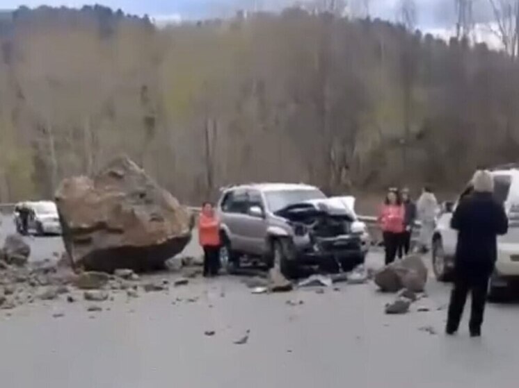 На перевале Серебряный скальный грунт рухнул на автомобили в Приморье