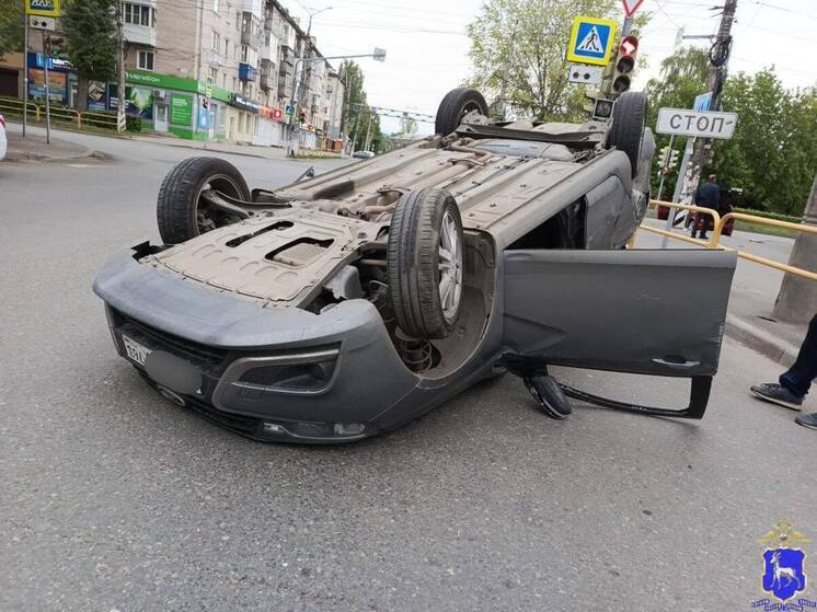 В Тольятти «Веста» перевернулась после столкновения с «Калиной» утром 4 мая