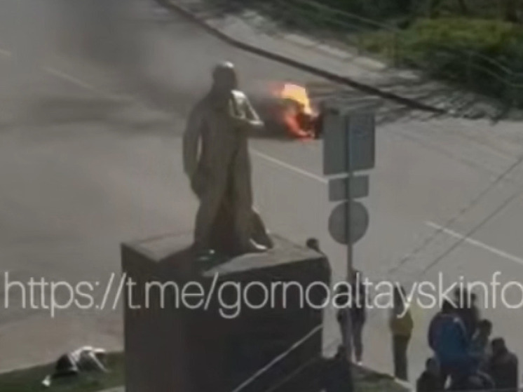 В Горно-Алтайске после столкновения с автомобилем загорелся мотоцикл