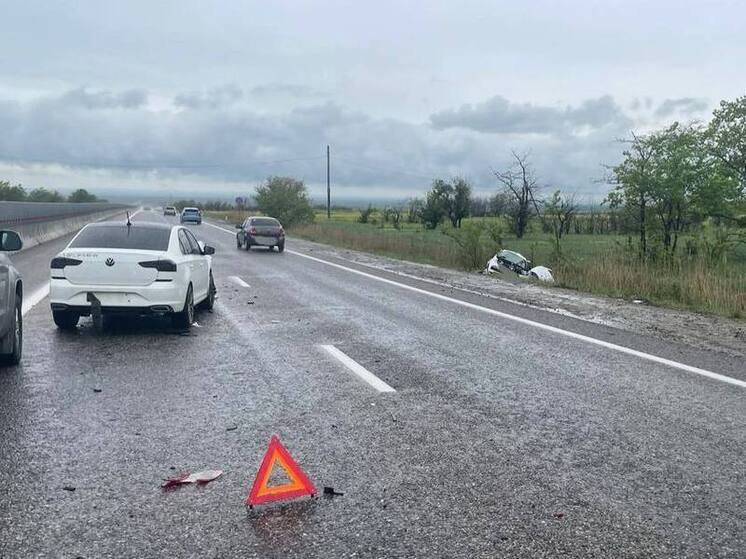 На подъезде к Ставрополю в столкновении легковушек пострадали два человека