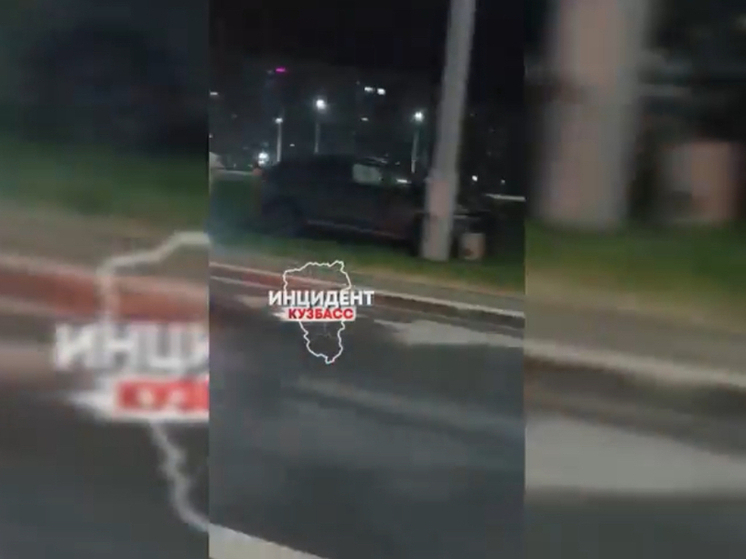 Автомобиль угодил в дорожный столб на автодороге в Кемерове