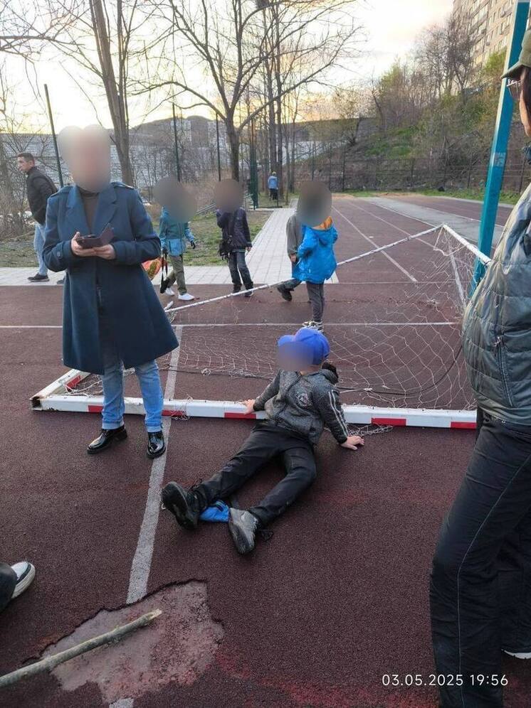 Во Владивостоке на 10-летнего мальчика рухнули школьные ворота