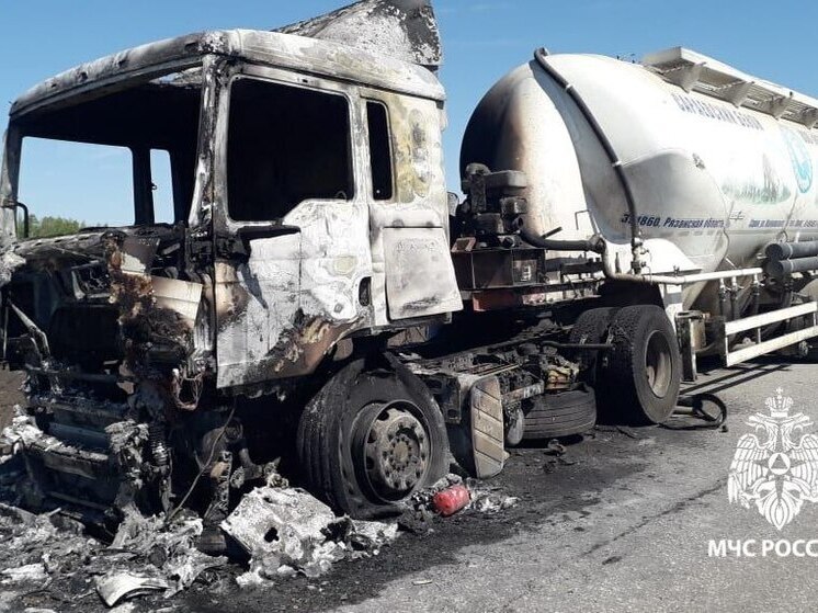На трассе в Рязанской области сгорела автоцистерна