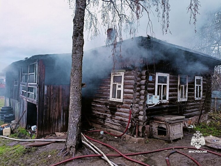 Жители Грязовца эвакуировались во время пожара в частном доме