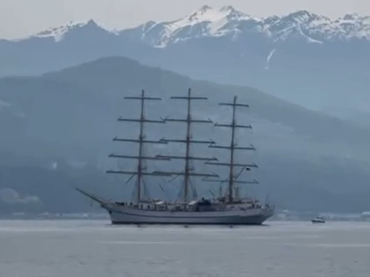 Парусный фрегат «Херсонес» вернулся в порт Сочи