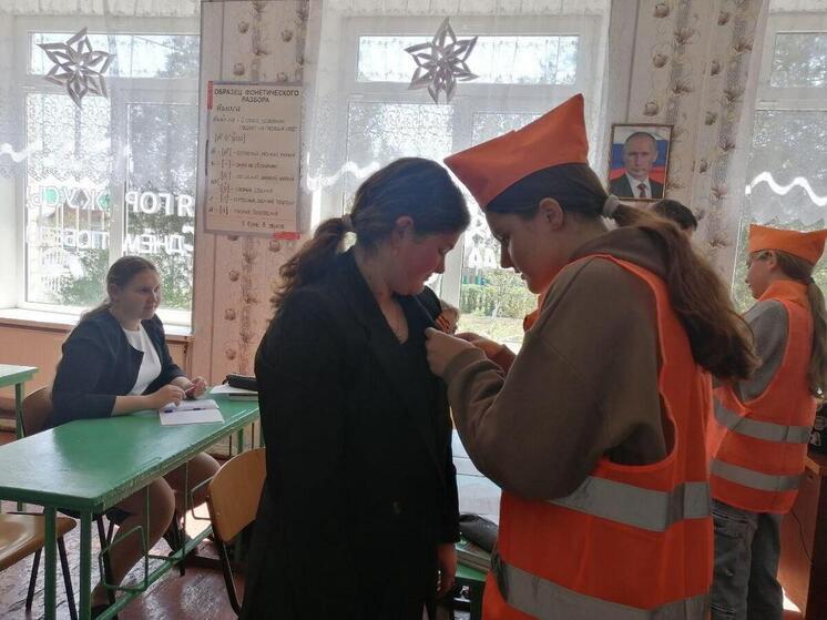 Школы Приазовья и Томска объединились в акции «Георгиевская лента» в рамках проекта «Лица дружбы»