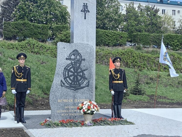 В Саратове на набережной открыли памятник погибшим морякам и речникам