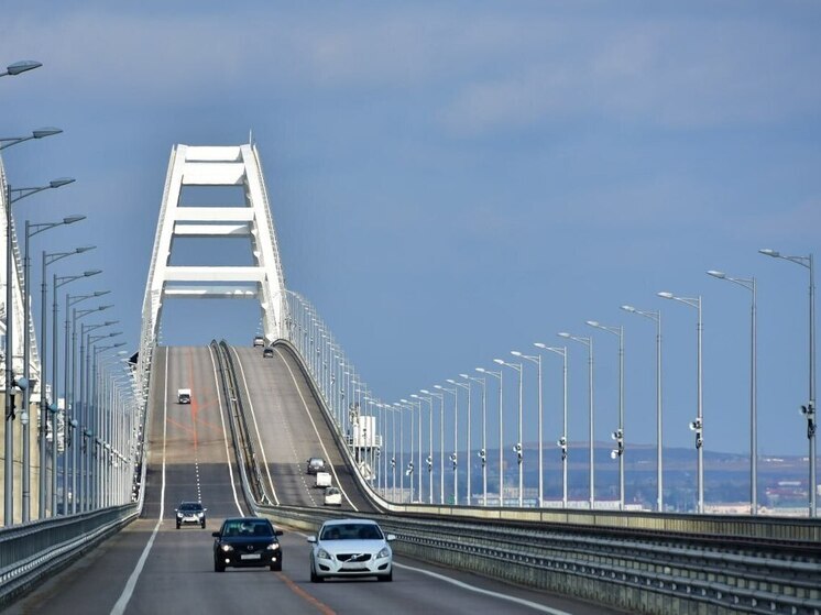 Перед Крымским мостом образовалась пробка со стороны Керчи