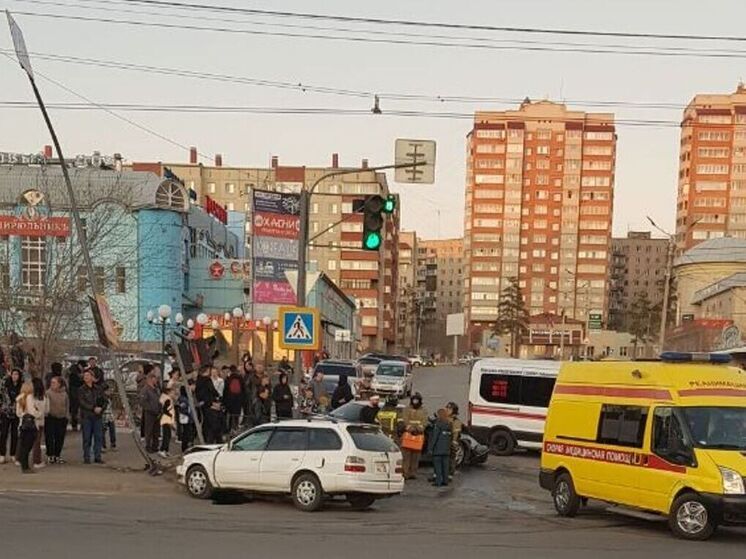 Иномарка снесла столб и светофор в жёстком ДТП у «Царского» в Чите