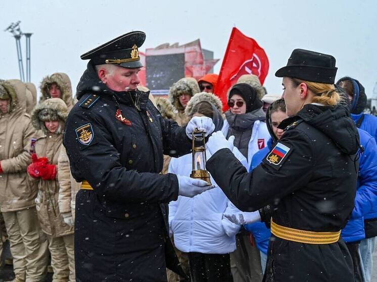 Частичка Вечного огня из Мурманска соединится в Огонь Памяти в Санкт-Петербурге