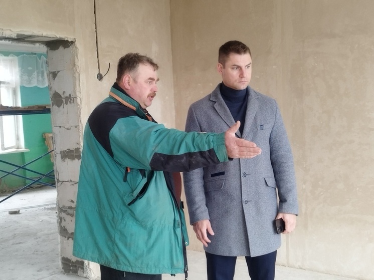Александр Дементьев проинспектировал ход ремонта школы в Новгородском округе