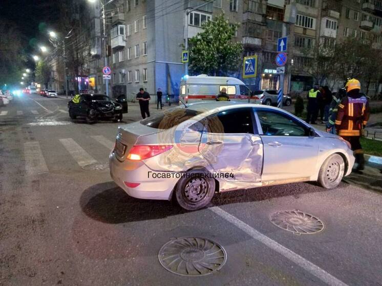 В центре Саратова столкнулись иномарки