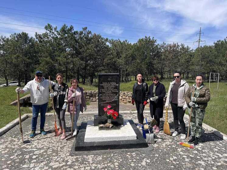 В Севастополе судебные приставы привели в порядок воинский мемориал