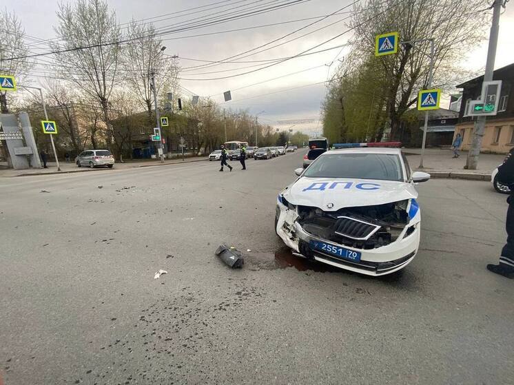 В Томске машина полицейских столкнулась с минивэном