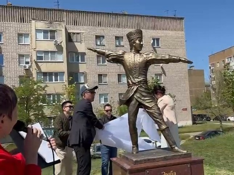 В Элисте открыли памятник Эмбе Манджиеву