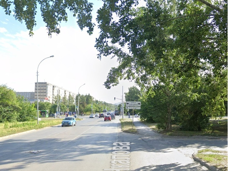 В Екатеринбурге легковушка загорелась на ходу