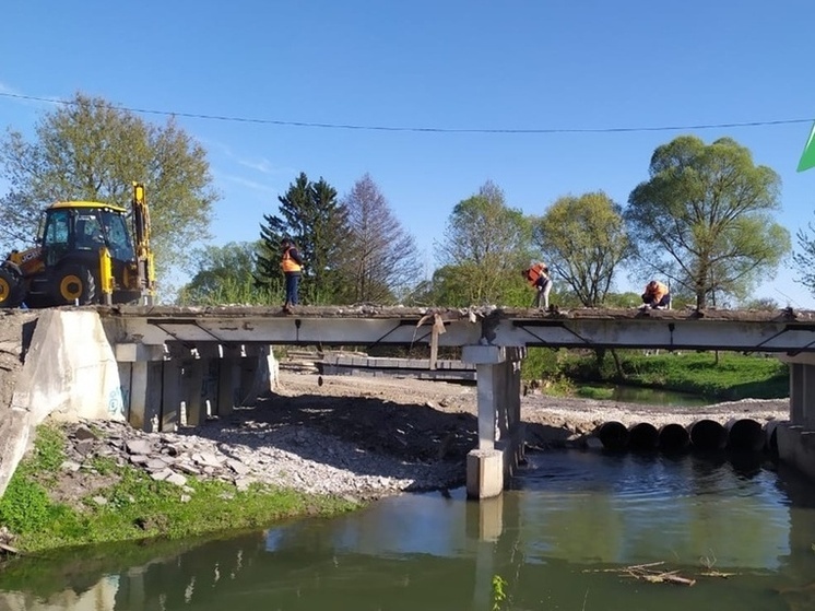 В Козельске демонтируют мост через Клютому