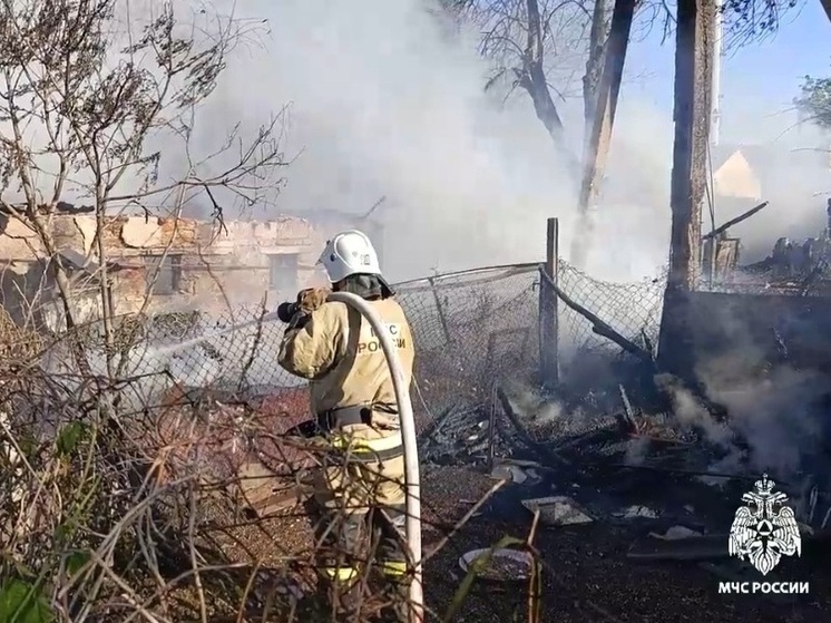 В Сакском районе тушат пожар в двух нежилых постройках
