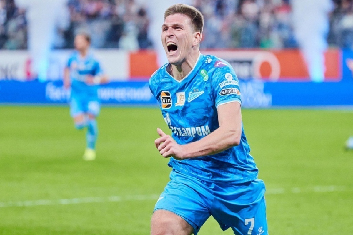 «Зенит» остался в чемпионской гонке благодаря дублю Соболева.