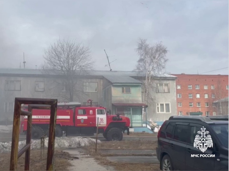 В Лянторе тушат пожар в жилом доме