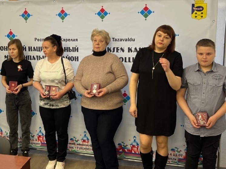 В Олонецком районе семьям участников СВО вручены государственные награды