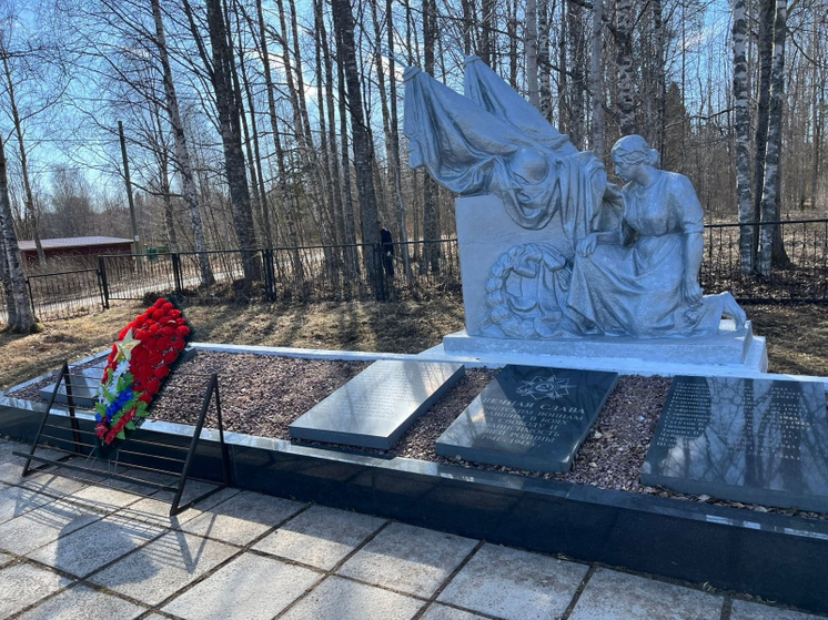 Прокуроры обновили покраску мемориального комплекса под Беломорском