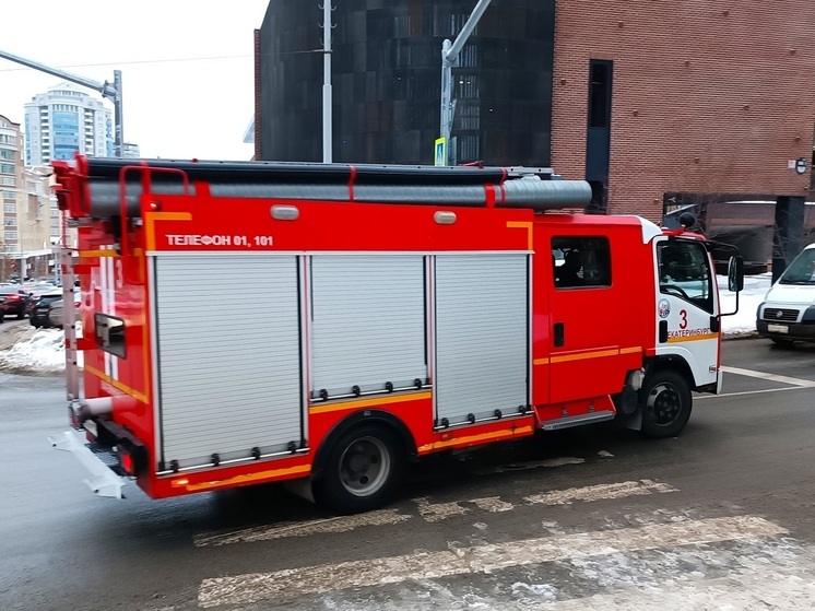 В Екатеринбурге загорелся электрощит в пятиэтажном доме