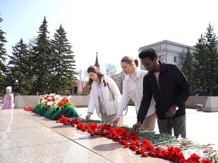 Молодежь из девяти стран мира прошла по улицам Иркутска в честь 80-летия Победы