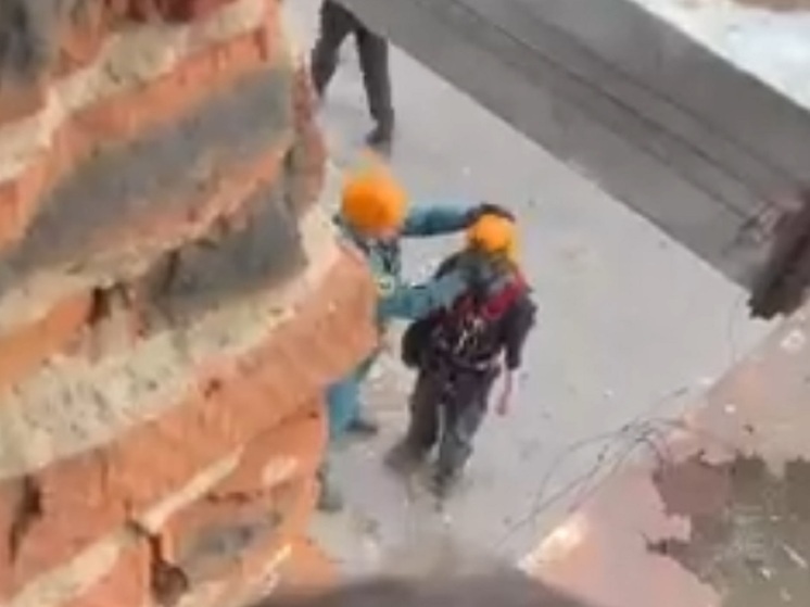 Ивановские спасатели сняли детей с крыши предприятия