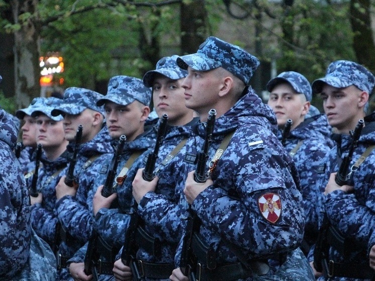 Калининградские росгвардейцы участвовали в ночной репетиции парада Победы