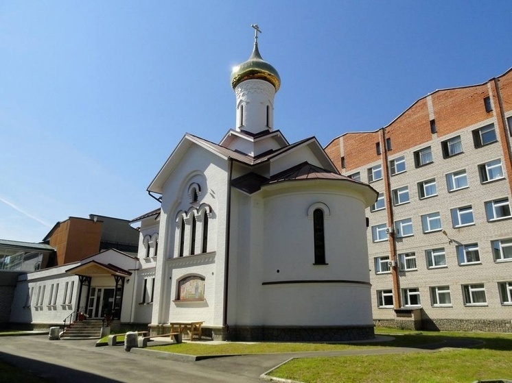 Храм святителя Луки Крымского при городской больнице Пскова проводит богослужения