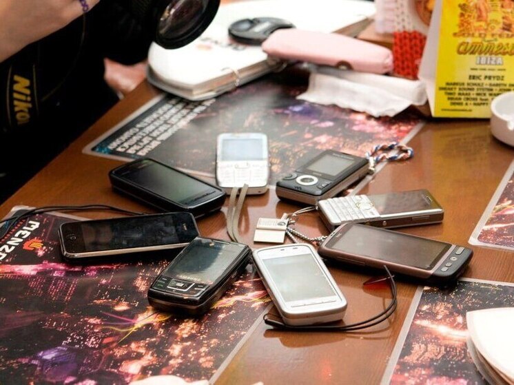 В Хакасии посетитель ломбарда решил бесплатно обзавестись телефоном и попался полиции