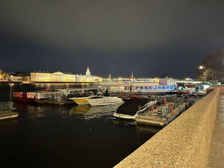 В Петербурге при швартовке теплоход «Мираж» столкнулся с двумя судами