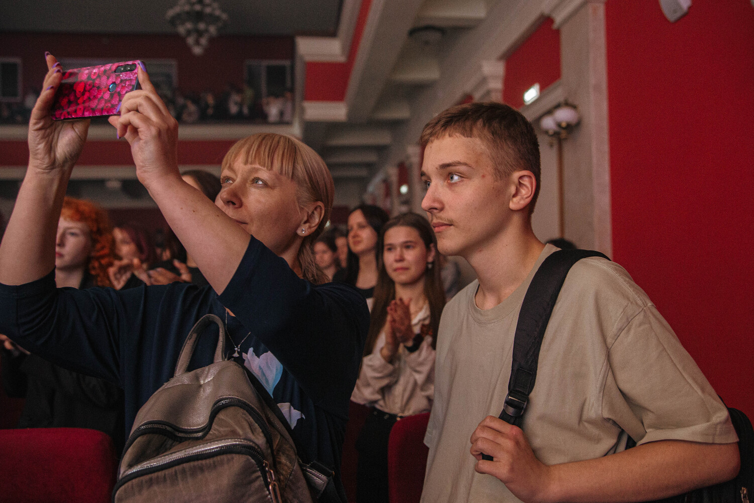 Премьеру драмы «А зори здесь тихие» представили в Краевом музыкальном театре: яркие фото