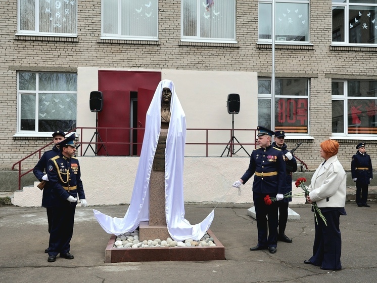Возле архангельской школы открыли памятник Герою России Андрею Анощенкову
