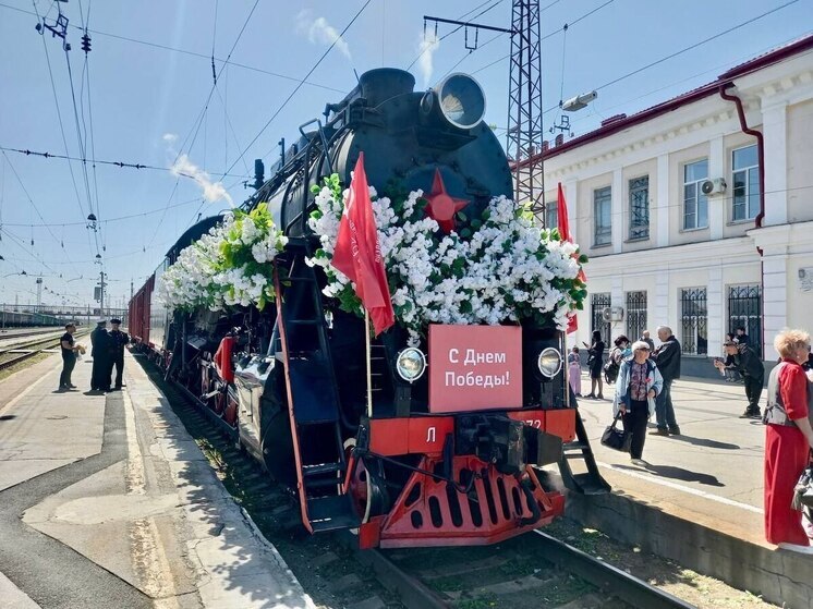 Артисты на старинном паровозе поздравили карталинцев с Днем Победы