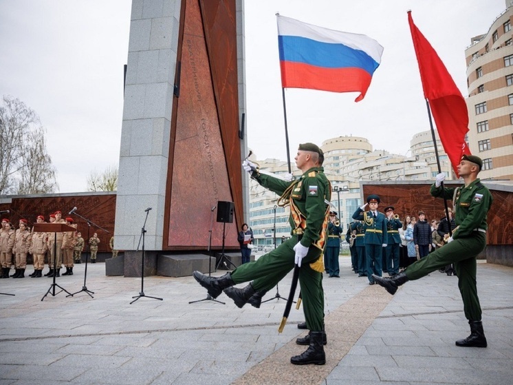 Полпред и глава Екатеринбурга возложили цветы к стеле «Город трудовой доблести»