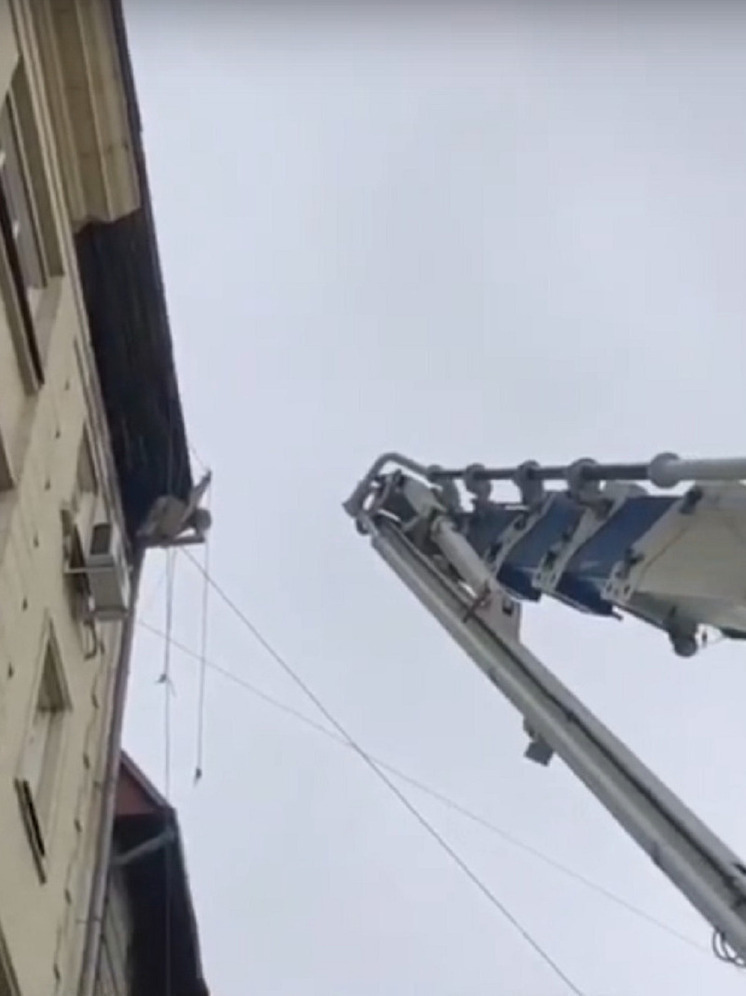 Новосибирские спасатели разобрали отломившийся карниз на центральной улице города