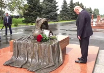 В Беслане премьер-министр России Михаил Мишустин накануне 80-й годовщины Победы почтил память жертв теракта и рассказал о планах страны по преодолению зависимости от импорта яблок