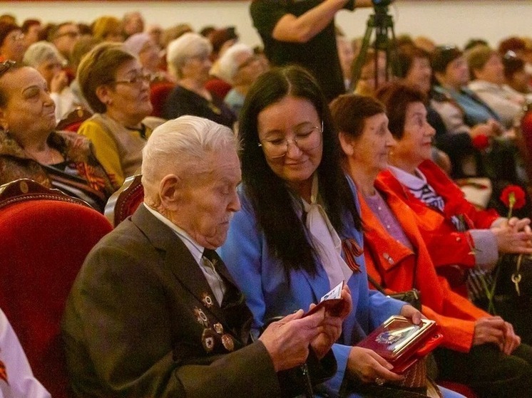 Астраханских ветеранов поздравили с 80-летием Победы