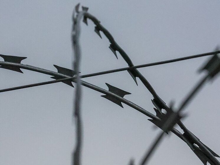 Верховную раду Украины обнесли забором с колючей проволокой