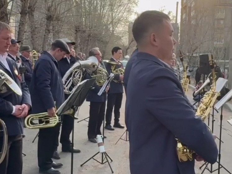 В Улан-Удэ "фронтовая бригада" подарила ветерану музыкальное выступление под окнами