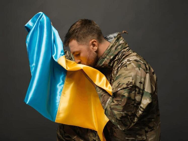 Боевики ВСУ запачкались навозом, маршируя на параде в Лондоне