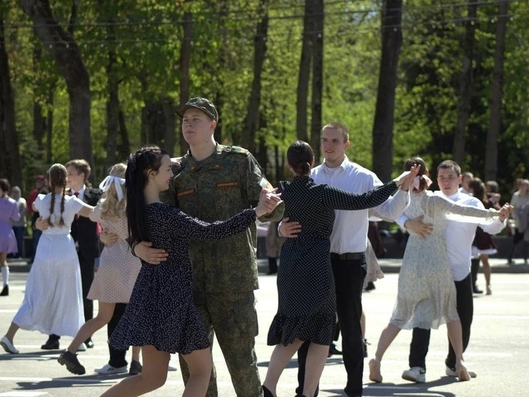 Студенты СмолГУ закружились в вальсе Победы на главной площади города