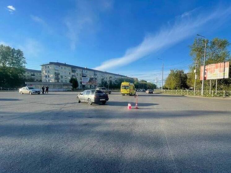 В Омске легковой автомобиль не уступил дорогу скорой — есть пострадавший