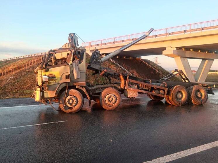 Самосвал с поднятым кузовом врезался в путепровод под Новосибирском и заблокировал въезд в поселок