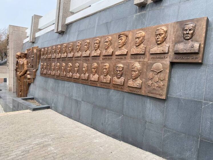 На Мемориале Победы в Улан-Удэ установили два новых барельефа Героев войны