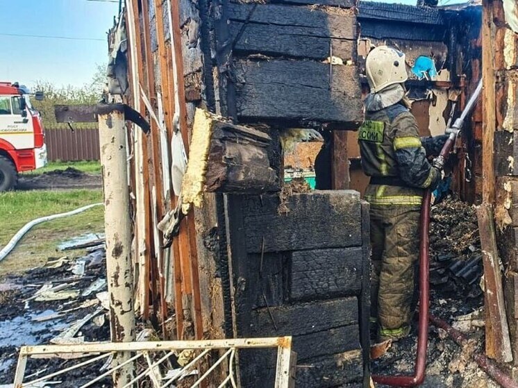 В Омской области сгорел деревянный дом: огонь тушили полтора часа