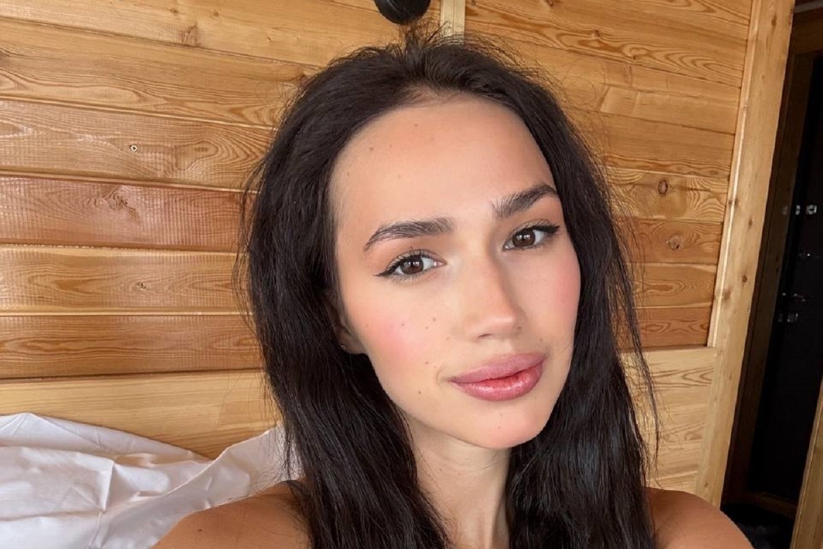 Семья собралась для празднования в ресторане