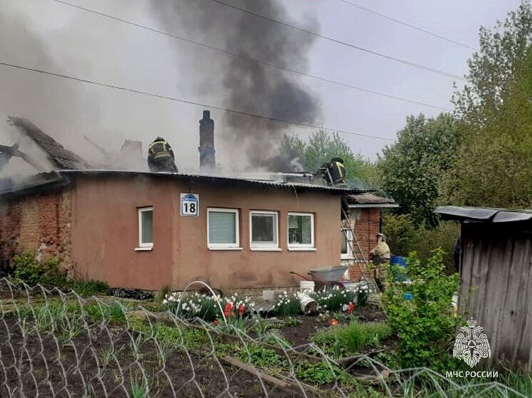 Вспыхнувший жилой дом под Кимовском тушили 12 человек